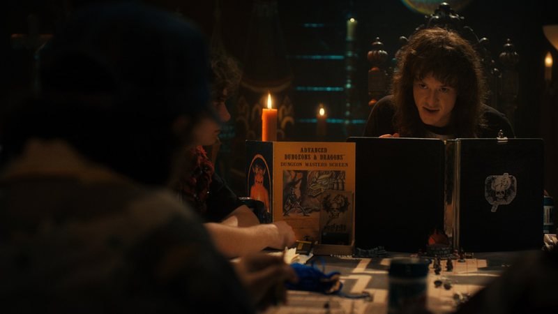 personagens de Stranger Things jogando D&D